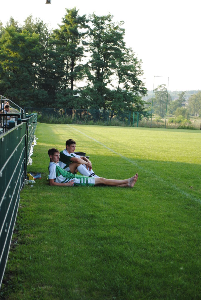 piłkarze Rymera odpoczywają na murawie