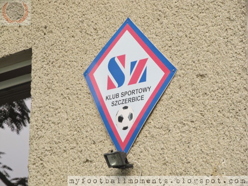 tablica z herbem klubu ze Szczerbic na elewacji budynku