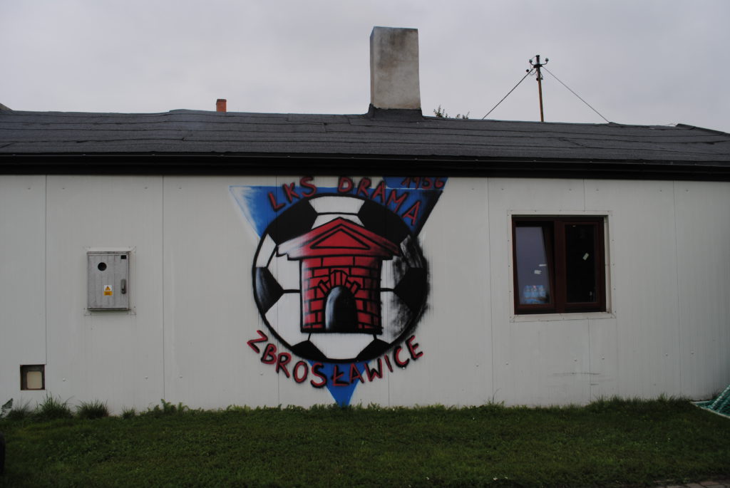 herb Dramy Zbrosławice namalowane na elewacji budynku klubowego