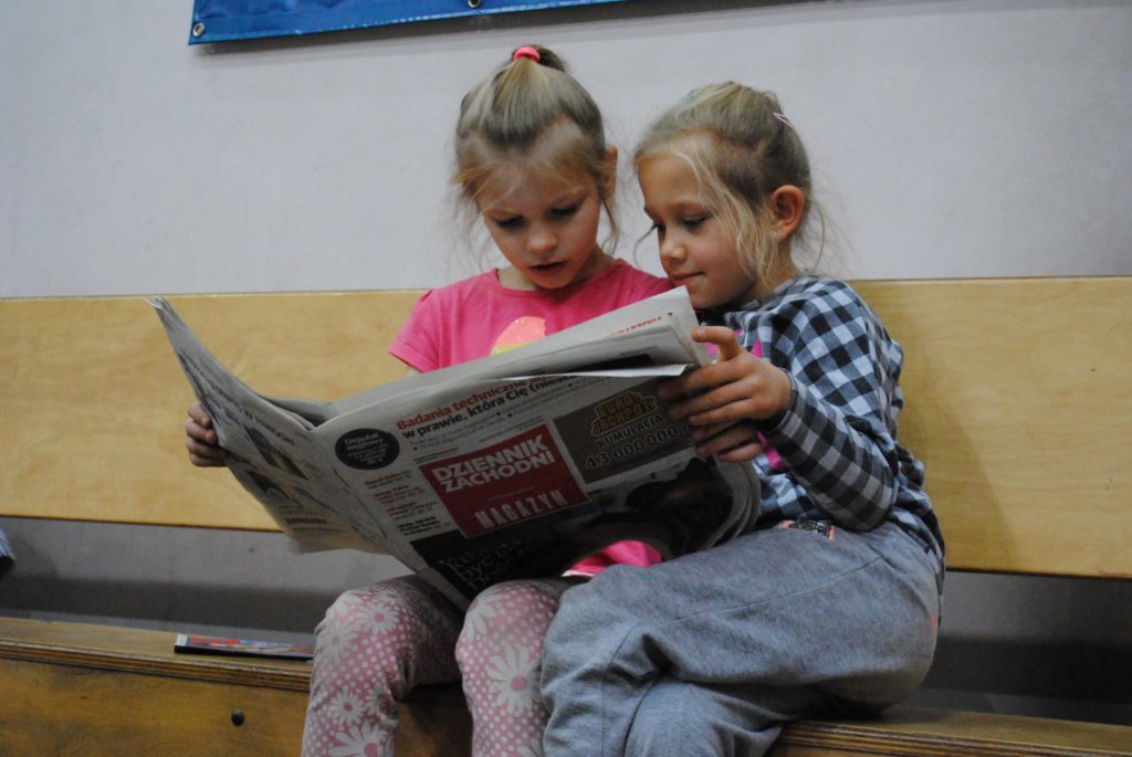 dziewczynki czytają "Dziennik Zachodni"