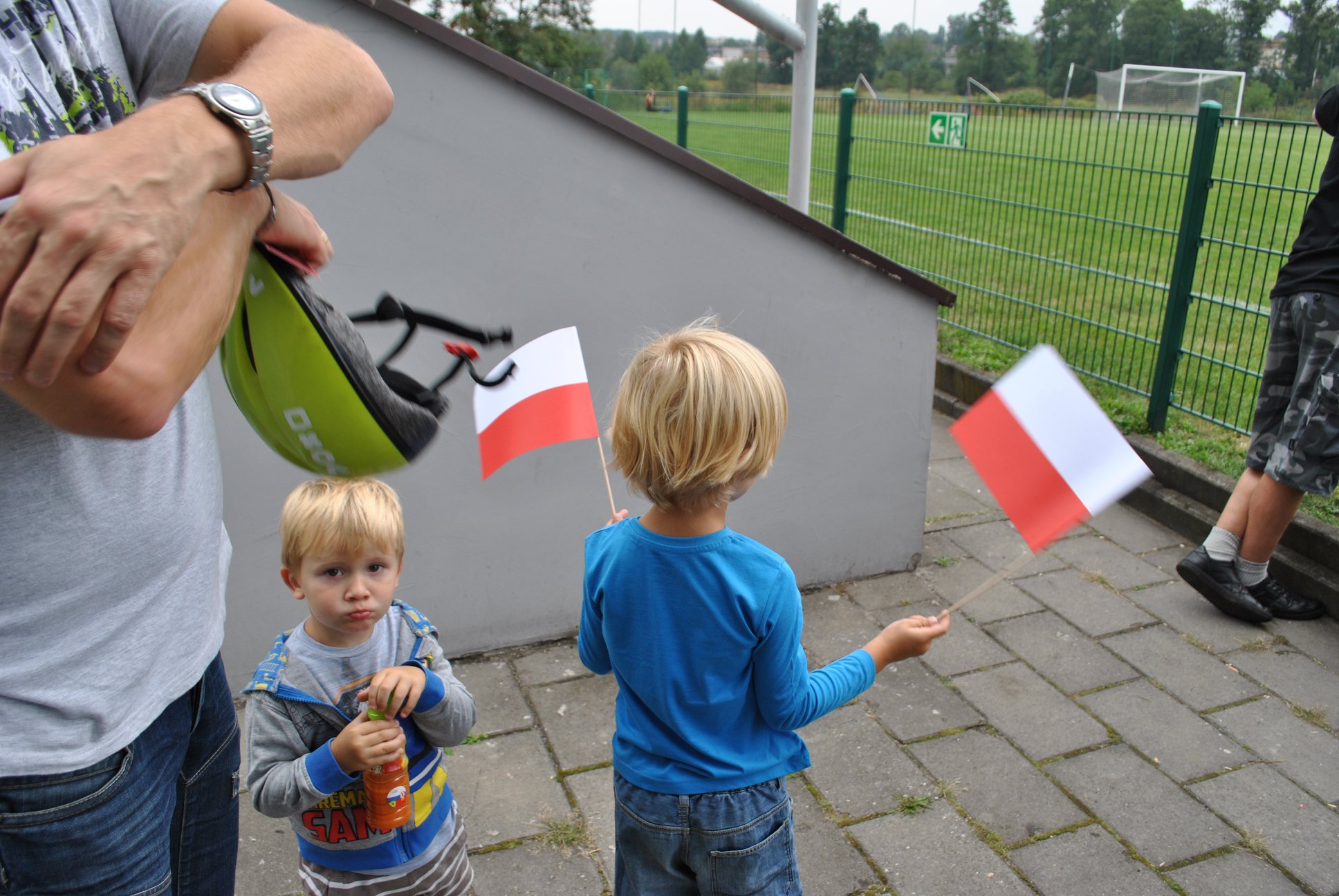 dzieci z flagami Polski